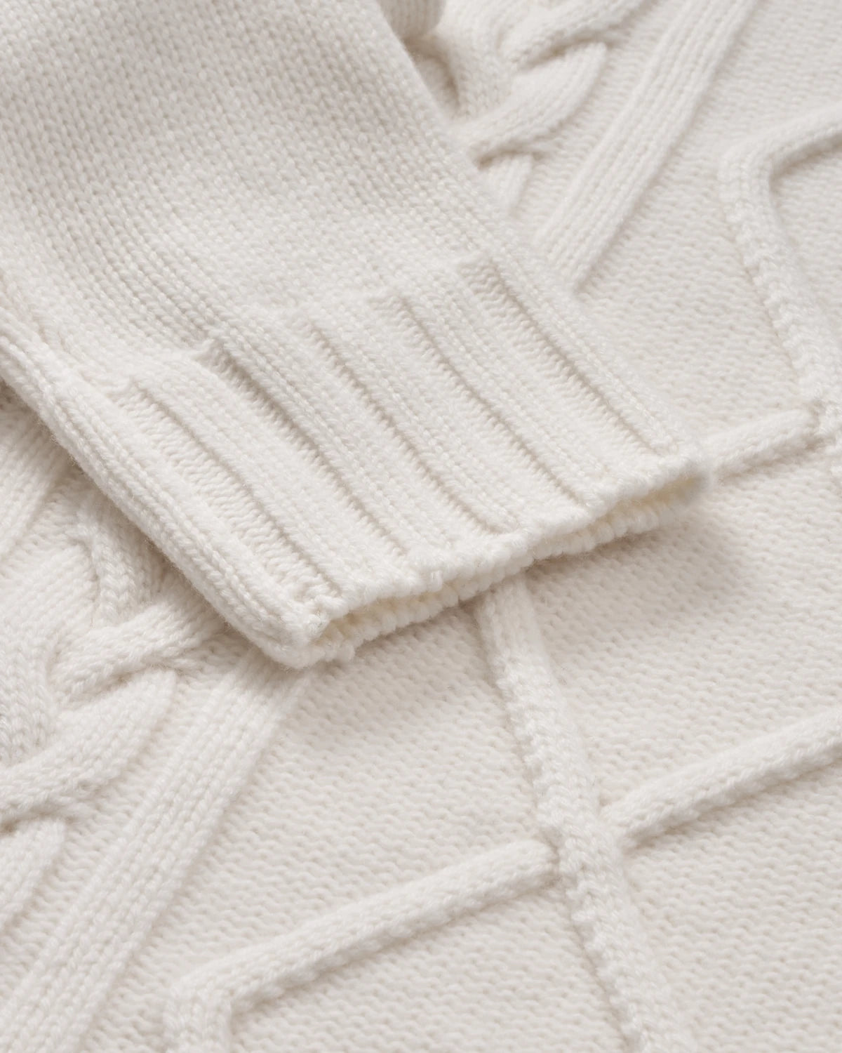 Cable Knit White - The Cashmere Collection